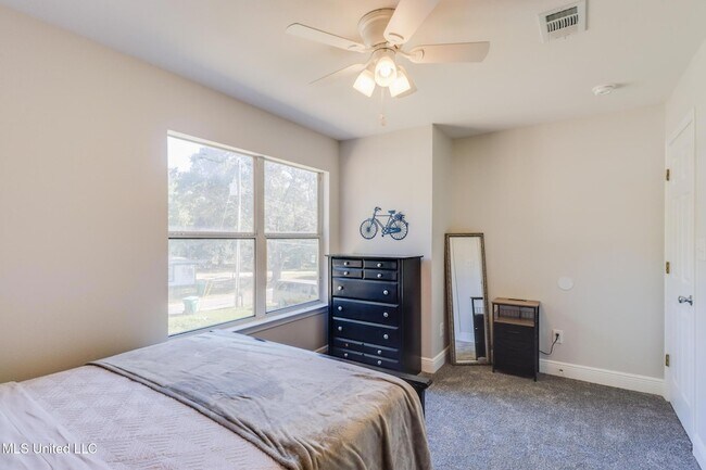 Building Photo - 229 Milray Ln