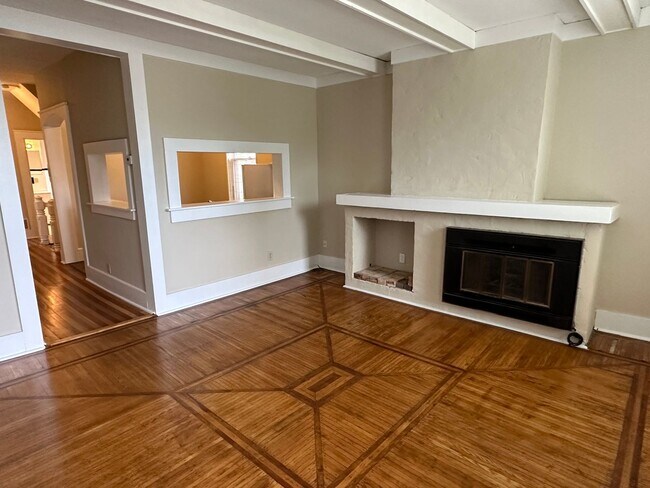 Building Photo - 2 Bedroom-Brady St - Heat & Electricity Included