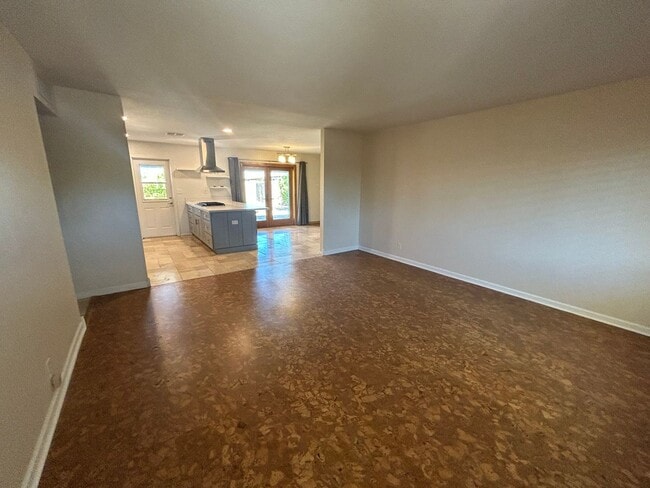 Building Photo - 4 Bedroom 3 Bathroom Parkway Manor 2 Home