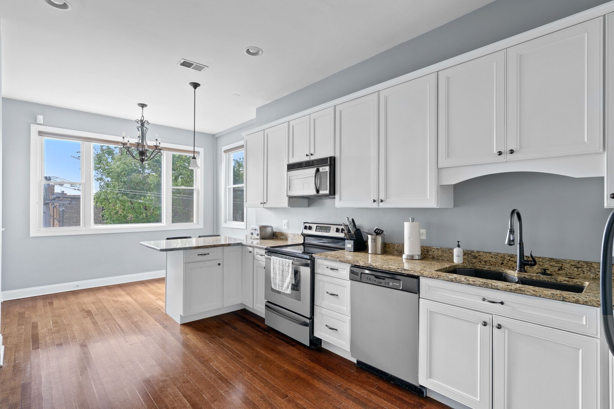 Building Photo - 913 W Belden Ave