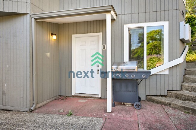 Building Photo - "Charming 2-Bed Retreat in Seattle's Heart – Cozy 840 Sq Ft Haven on 14th Ave West!"