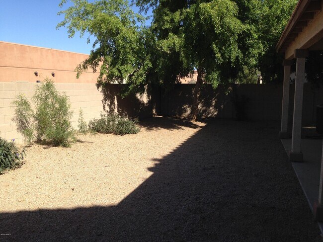 Building Photo - 2050 S Falcon Dr