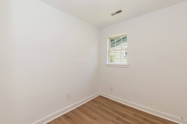 Building Photo - Three Bedroom Home!