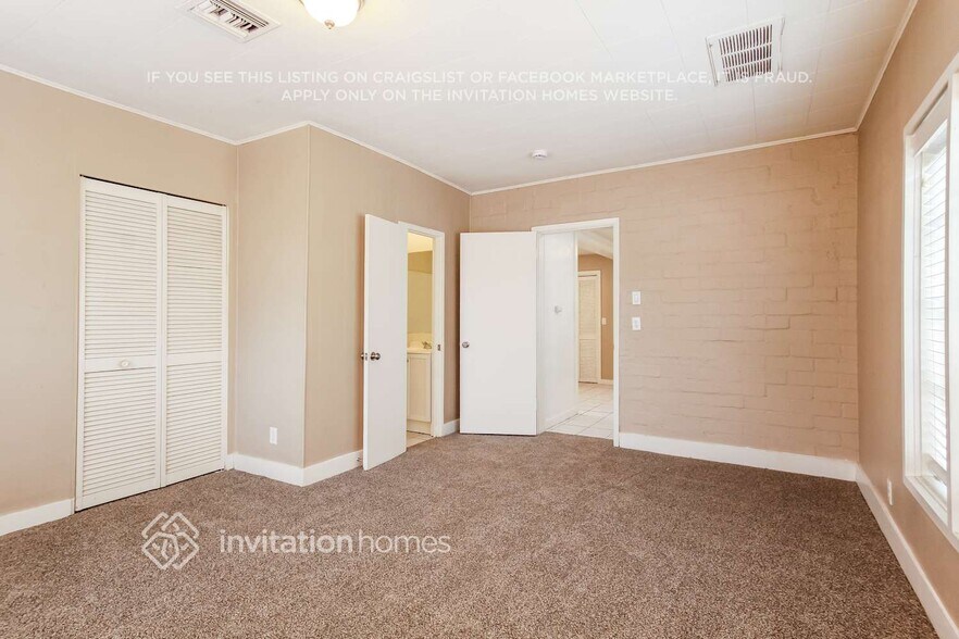 Building Photo - 1046 E Indianola Ave