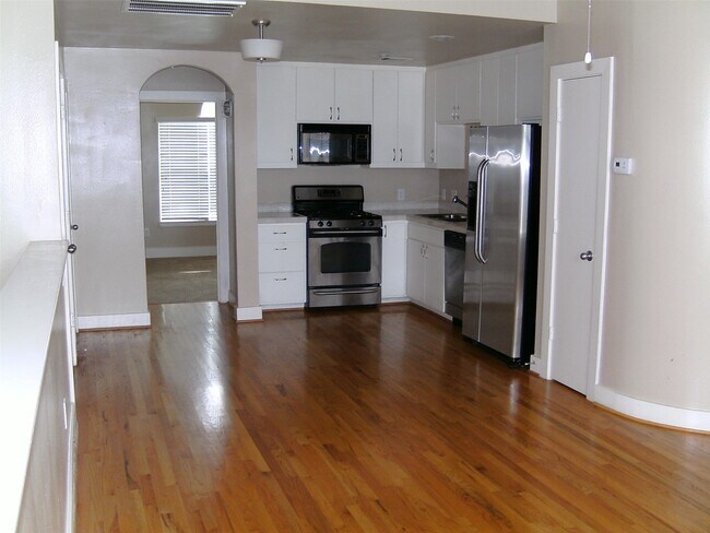 Building Photo - 5941 S Loop E