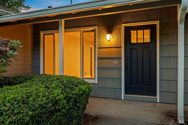 Building Photo - Live in One of Lake Oswego's Most Convenie...