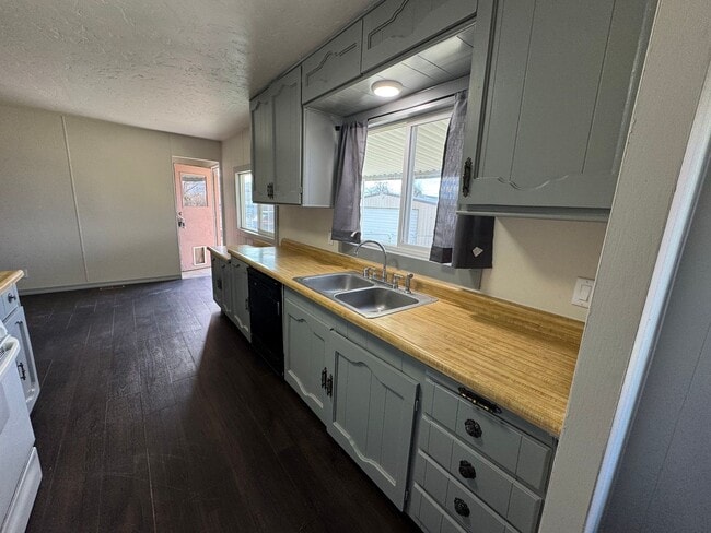 Building Photo - Manufactured home in Lemmon Valley- 3-bedroom 2 bath, huge yard! Pet friendly!