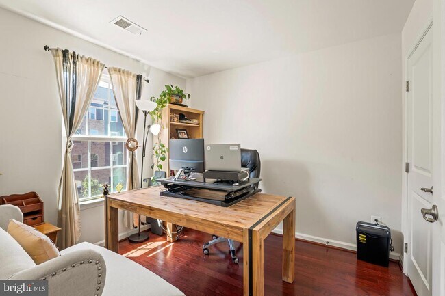 Building Photo - 42642 Burbank Terrace