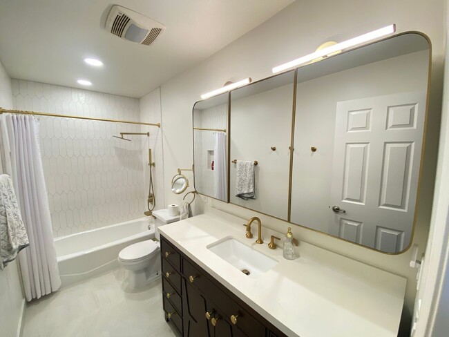 Building Photo - Unique 4 Bedroom 2 bath Guest Home in Ocea...
