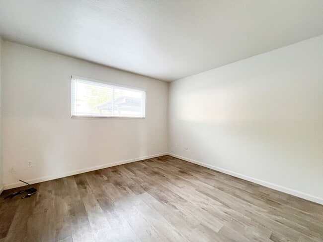Building Photo - Upgraded 2 Bedroom Condo!!