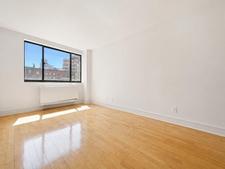 Building Photo - 323 W 96th St