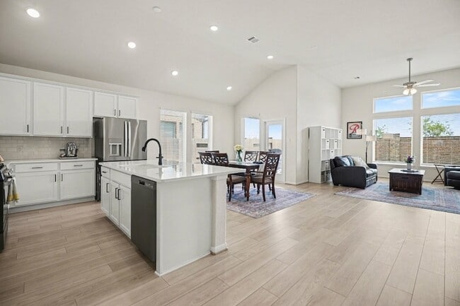 Building Photo - 2214 Lierna Dr