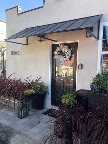 Studio Home - 1746 W 71st St