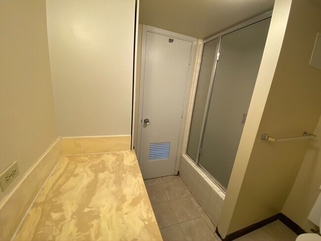 Building Photo - **KEALANI 2BD/2BA/1PK WAIKIKI CONDO FOR RENT**