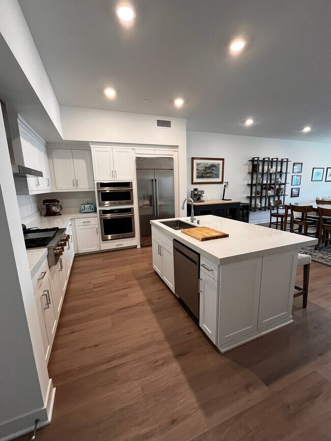 Building Photo - Luxury Condo in Lexington at Central Park West - Available Beginning of September!!