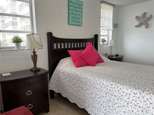 Building Photo - 2920 Point E Dr