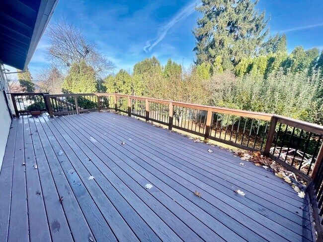 Building Photo - Sprawling 5bd/3bath Split-Level Home | Sto...