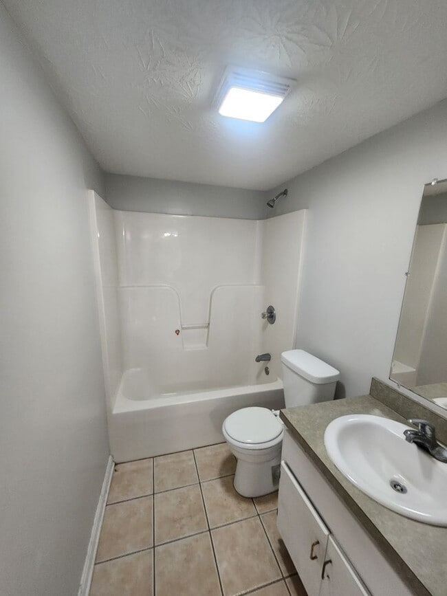 Building Photo - Spacious 2 bedroom 2 full bath 1st floor a...