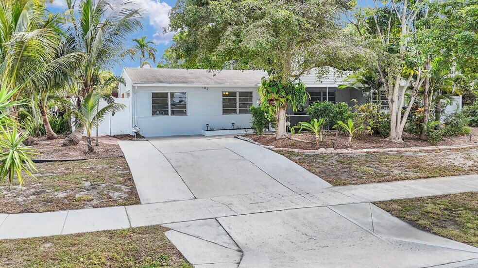 Building Photo - 702 Sunset Dr