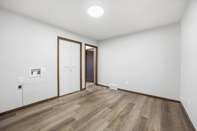 Building Photo - 609 Lily Ln
