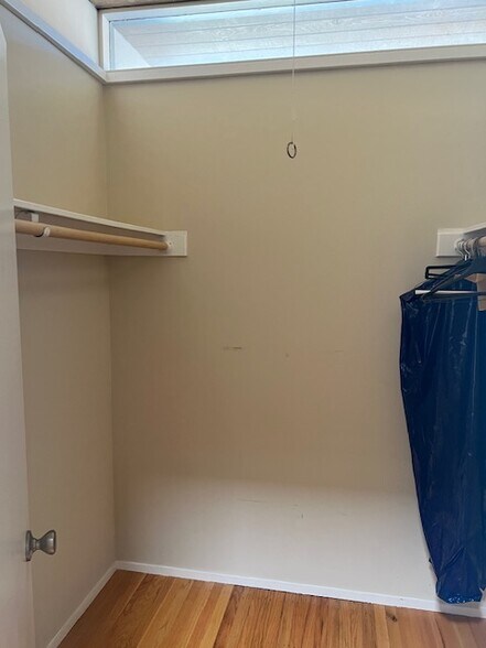 Building Photo - 880 Larkspur Dr