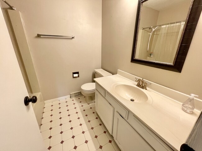 Building Photo - 105 Colony Dr