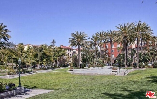 Building Photo - 5350 Playa Vista Dr
