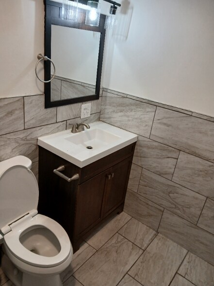 Building Photo - 1703 W Oak Ave