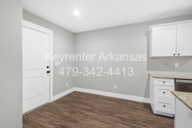 Building Photo - 445 Oakwoods Dr