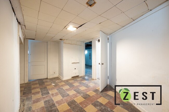 Building Photo - ***OPEN HOUSE SAT. OCT. 11TH 2025 10-10:30AM*** Spacious Upper Flat with Bonus Room, Garage, and ...