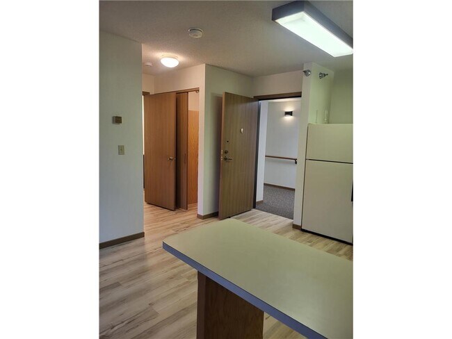 Building Photo - 609 Main St S