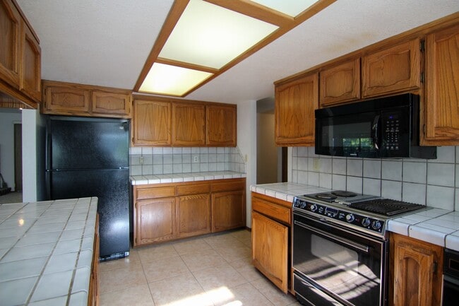 Building Photo - Spacious Home Between Redding and Anderson