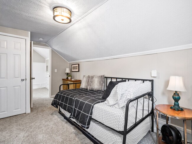 Building Photo - 971 Hayes Ave