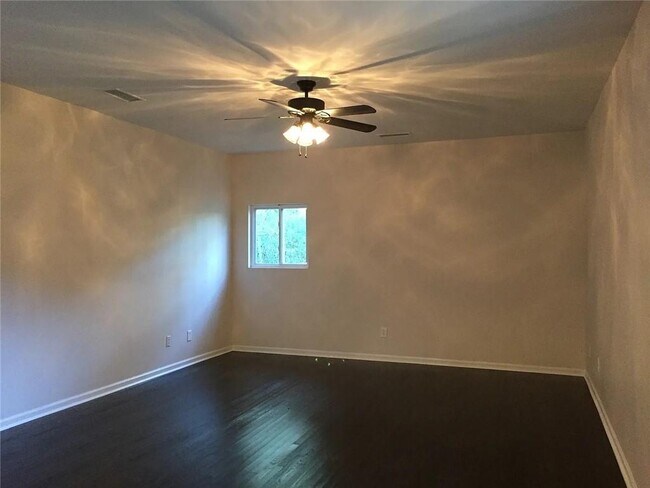 Building Photo - 652 S Evelyn Pl NW