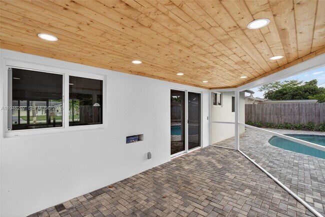 Building Photo - 6720 NW 6th Ct