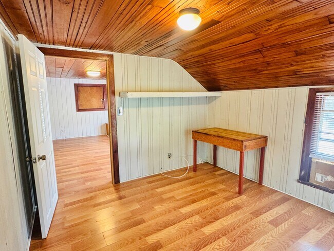 Building Photo - Charming 5-Bedroom Home with In-Law Suite ...