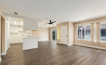 Building Photo - Spacious Carlsbad Condo Walking distance t...