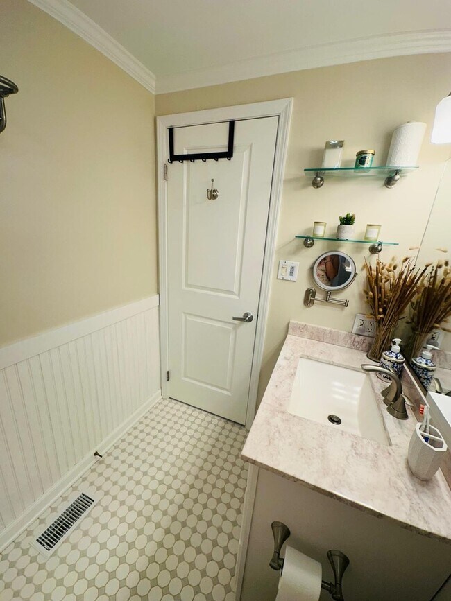 Building Photo - 2062 Danbury Pl