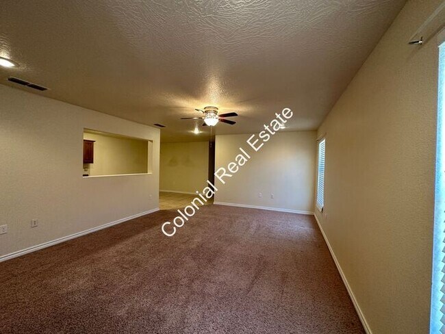 Building Photo - Spacious and updated 3 Bedroom 2 bathroom ...