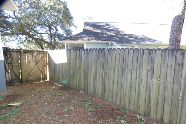 Building Photo - Great Duplex Available in Pensacola