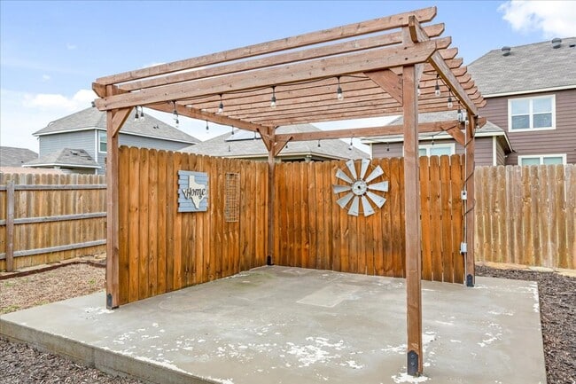 Building Photo - 4/2.5 in Midway ISD