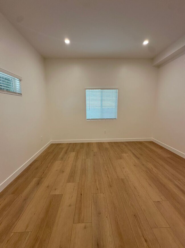 Building Photo - 1135 Scofield Dr