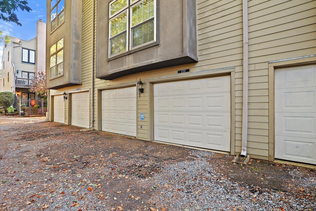 Building Photo - 1332 Roxbury Ct