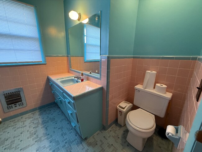 Building Photo - 490 Sunliner Dr