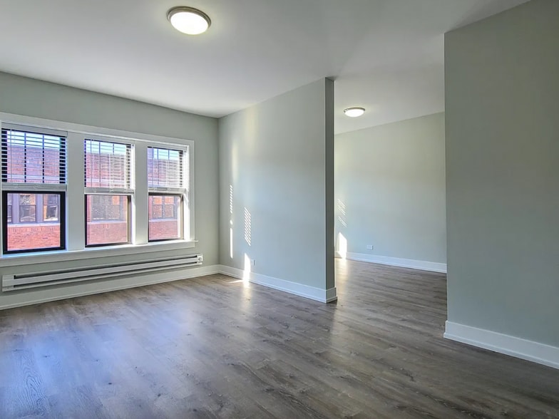 Building Photo - 628 W Cornelia Ave