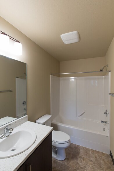 Building Photo - 915 SW 10th St