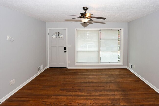 Building Photo - 667 Tara Cir SE