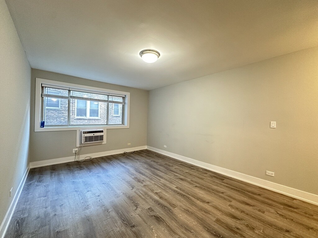 Building Photo - 447 W Surf St