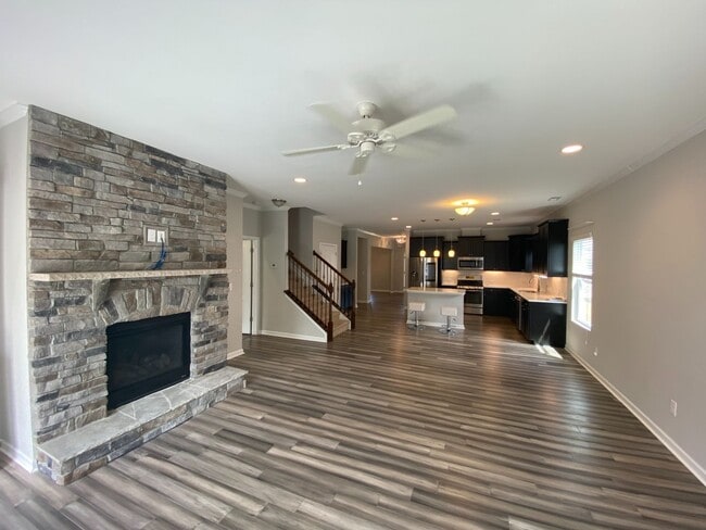 Building Photo - Move-in ready, 1.5 story home located in t...