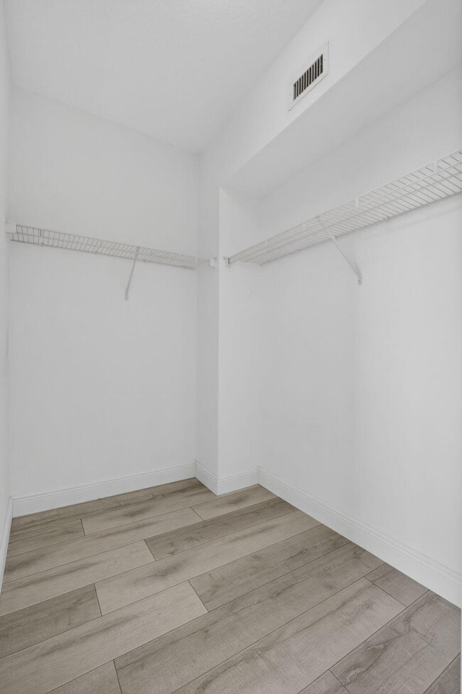 Building Photo - 5301 Myrtlewood Cir E